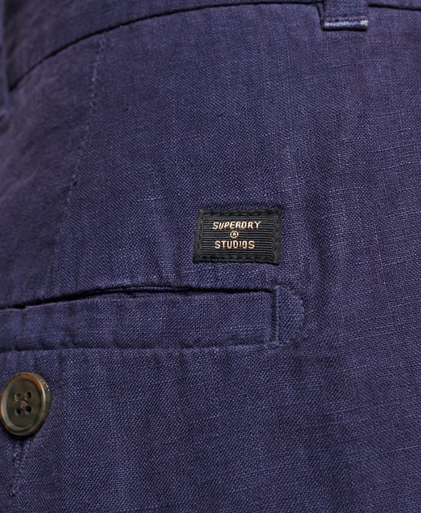 shorts de linho tingidos em tom azul marinho intenso.