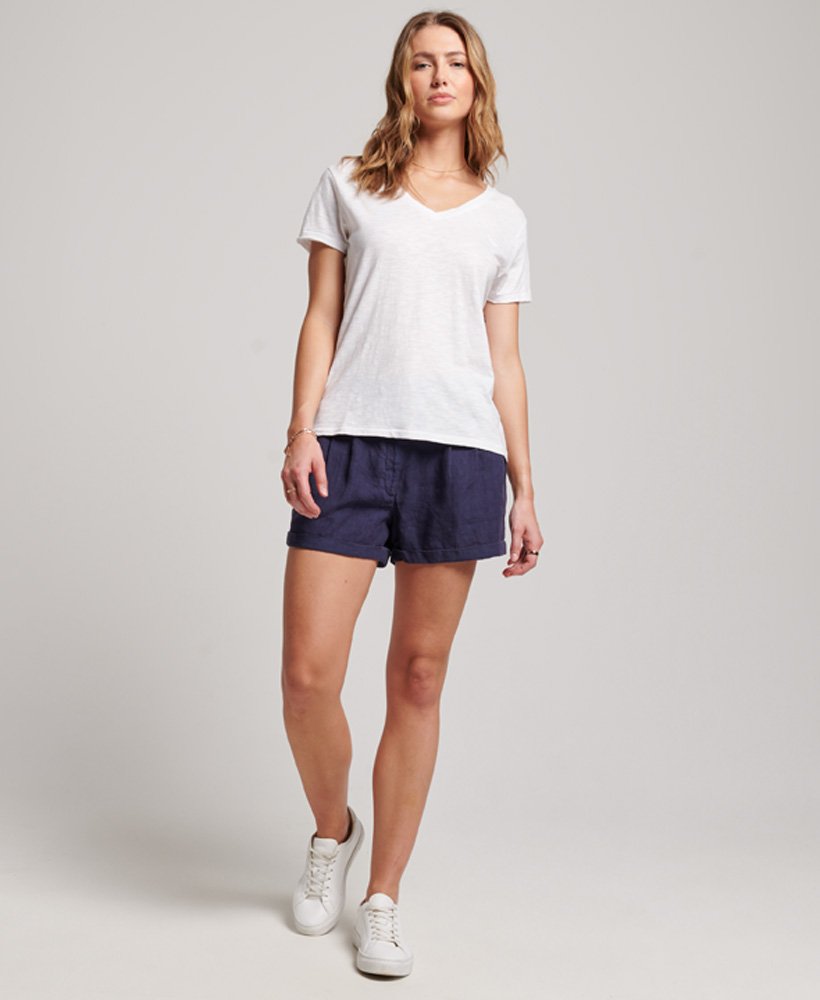 shorts de linho tingidos em tom azul marinho intenso.