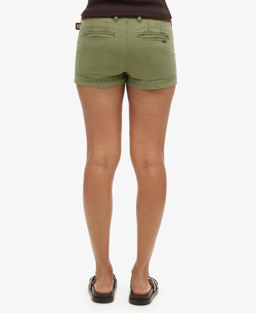 shorts chino curtos na cor cáqui oliva