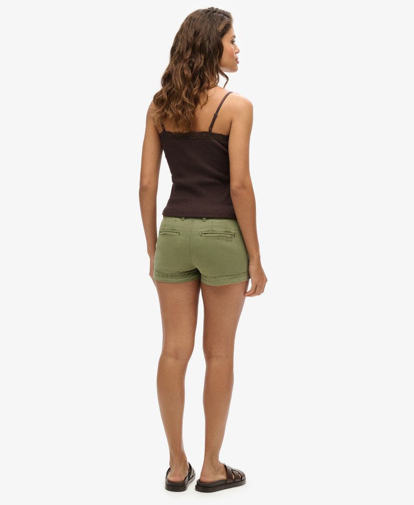 shorts chino curtos na cor cáqui oliva
