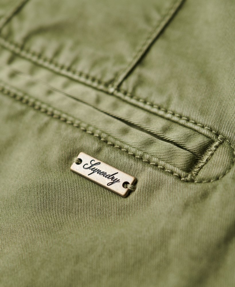 shorts chino curtos na cor cáqui oliva