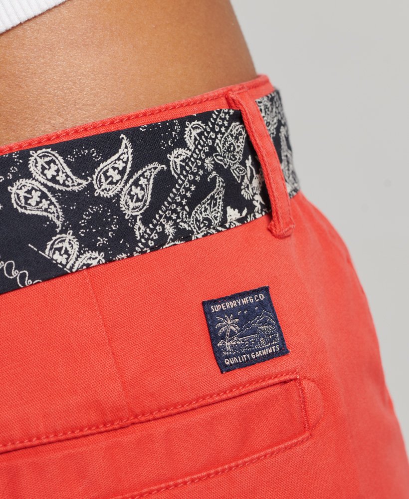 shorts chino hot na cor vermelho refrigerante