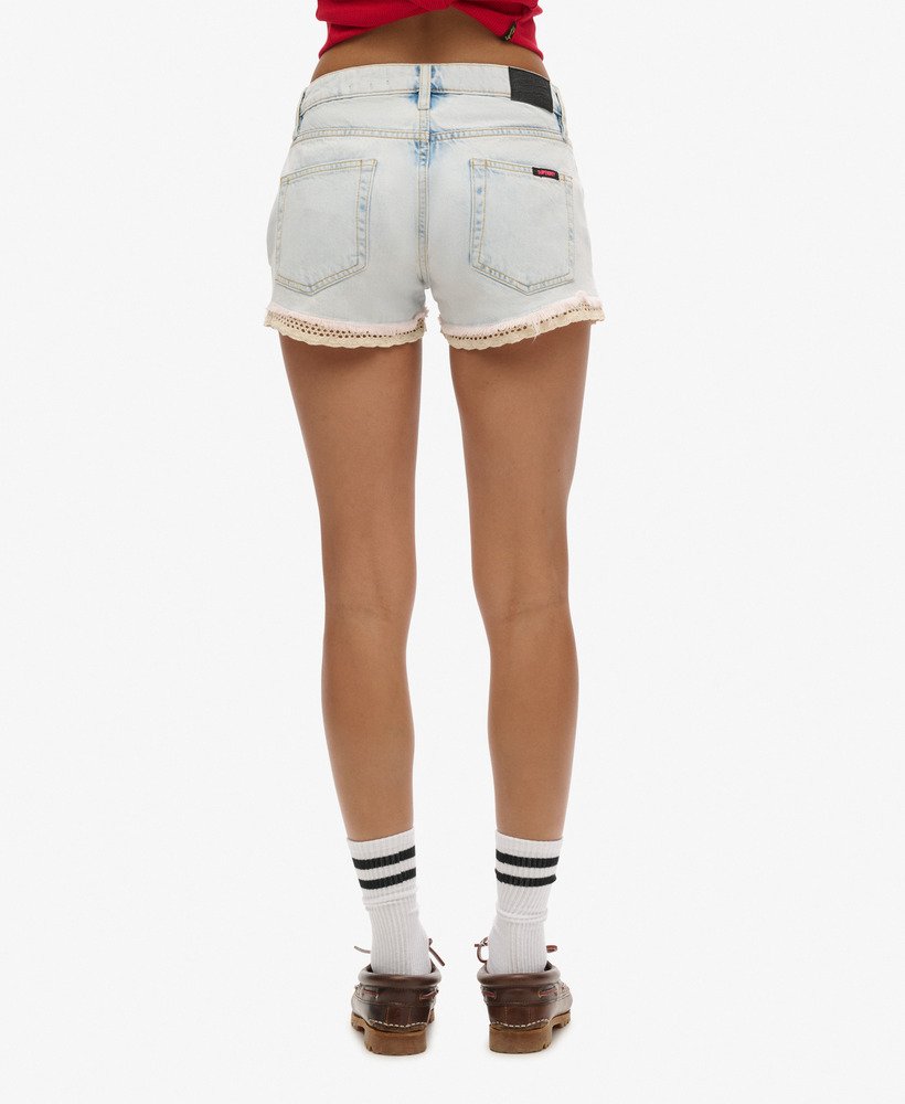 shorts jeans curtos em azul claro gelo