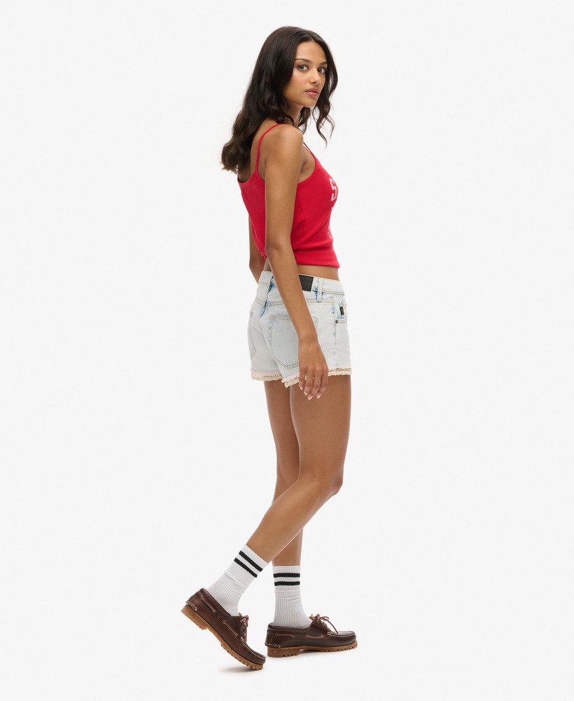 shorts jeans curtos em azul claro gelo