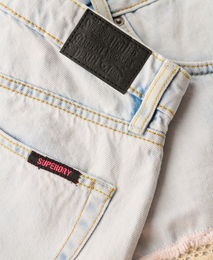 shorts jeans curtos em azul claro gelo