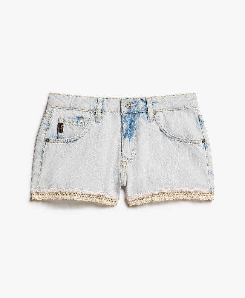 shorts jeans curtos em azul claro gelo