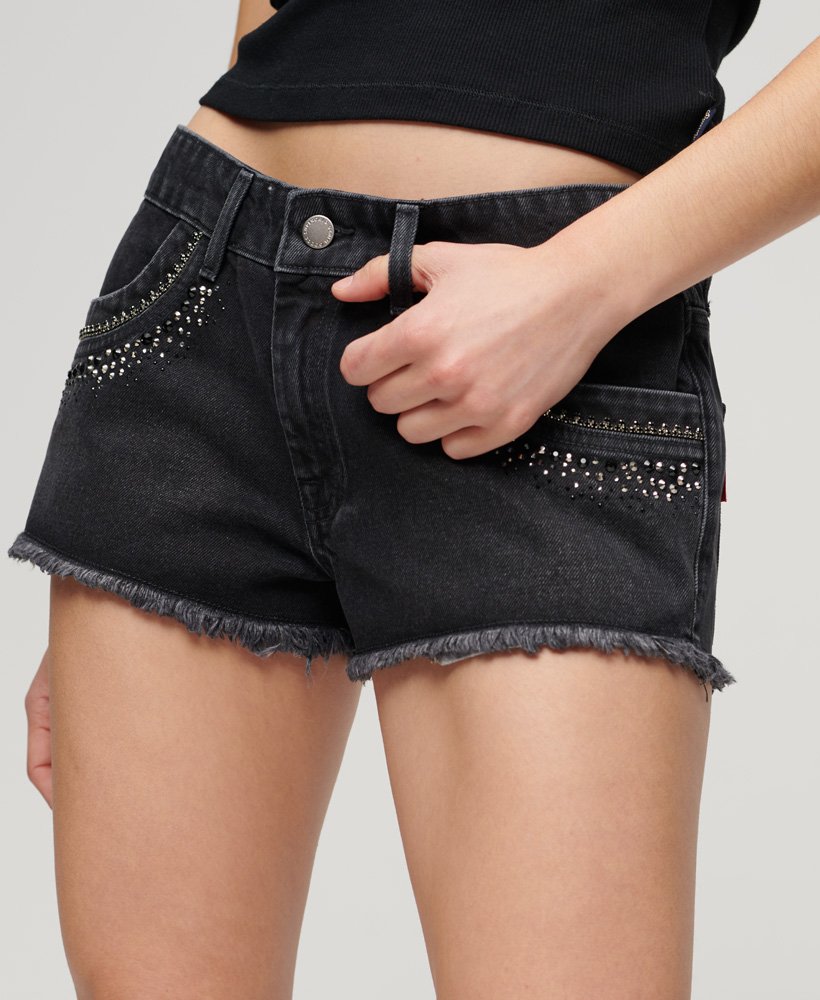 shorts jeans com aplicações de strass na cor preta lavada wisconsin.