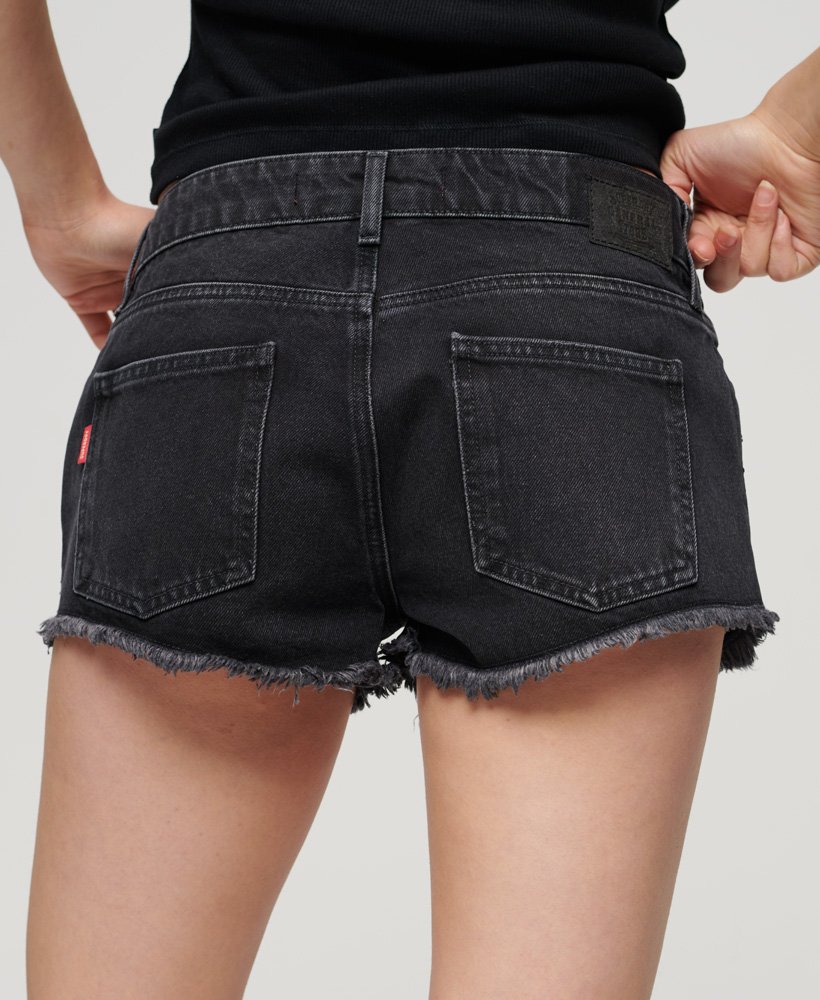 shorts jeans com aplicações de strass na cor preta lavada wisconsin.