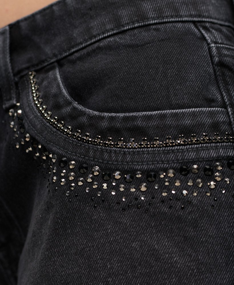 shorts jeans com aplicações de strass na cor preta lavada wisconsin.