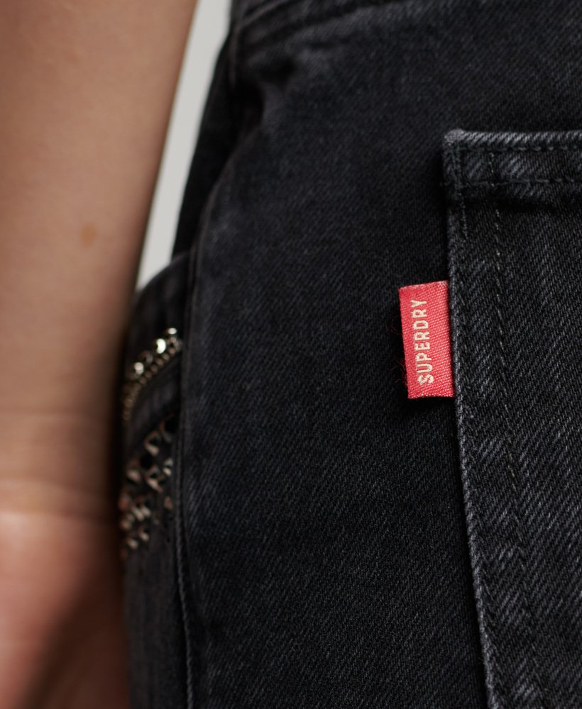 shorts jeans com aplicações de strass na cor preta lavada wisconsin.