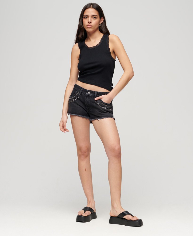 shorts jeans com aplicações de strass na cor preta lavada wisconsin.