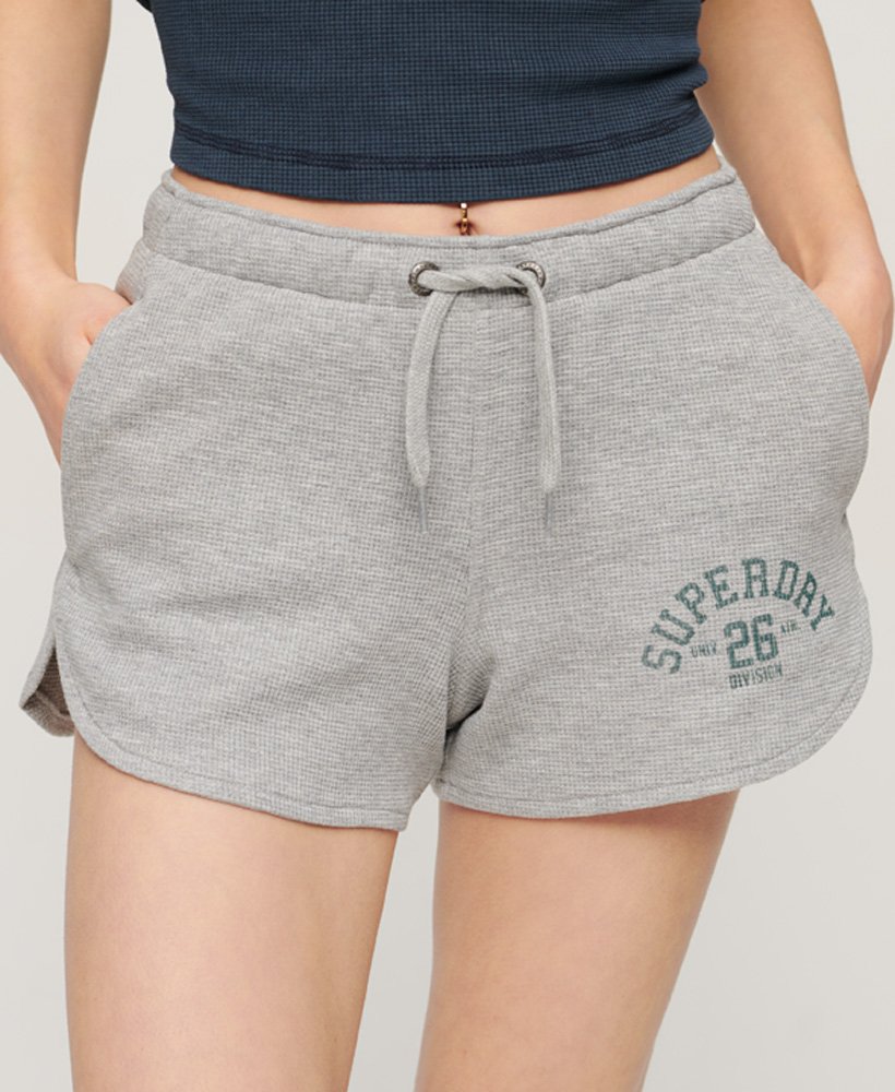 shorts esportivos essenciais em tecido waffle na cor cinza mesclado.