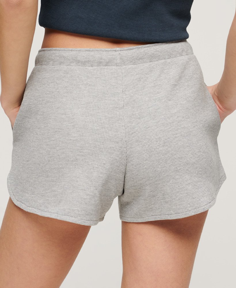 shorts esportivos essenciais em tecido waffle na cor cinza mesclado.