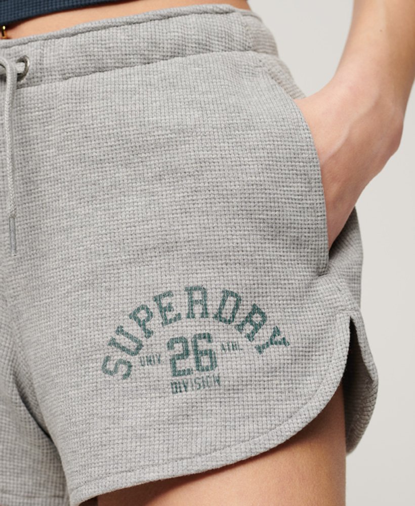 shorts esportivos essenciais em tecido waffle na cor cinza mesclado.