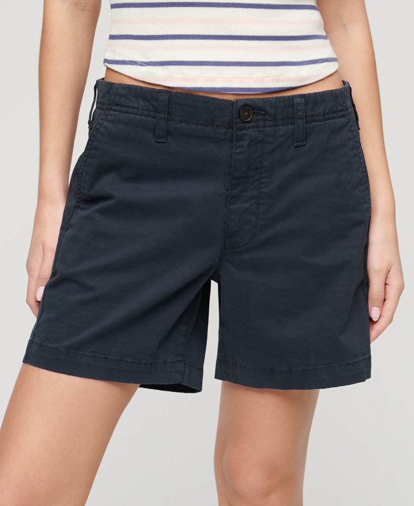 shorts chino clássicos na cor azul marinho eclipse.
