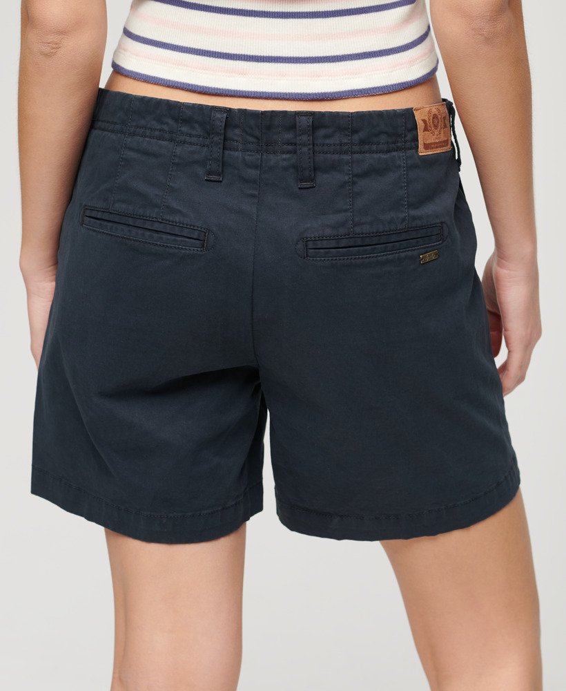 shorts chino clássicos na cor azul marinho eclipse.