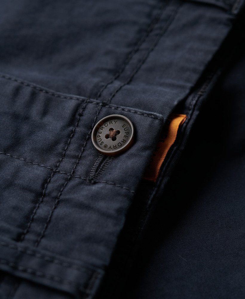 shorts chino clássicos na cor azul marinho eclipse.