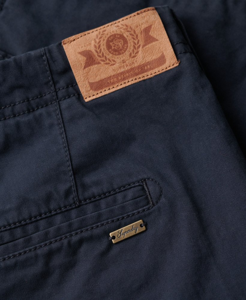 shorts chino clássicos na cor azul marinho eclipse.