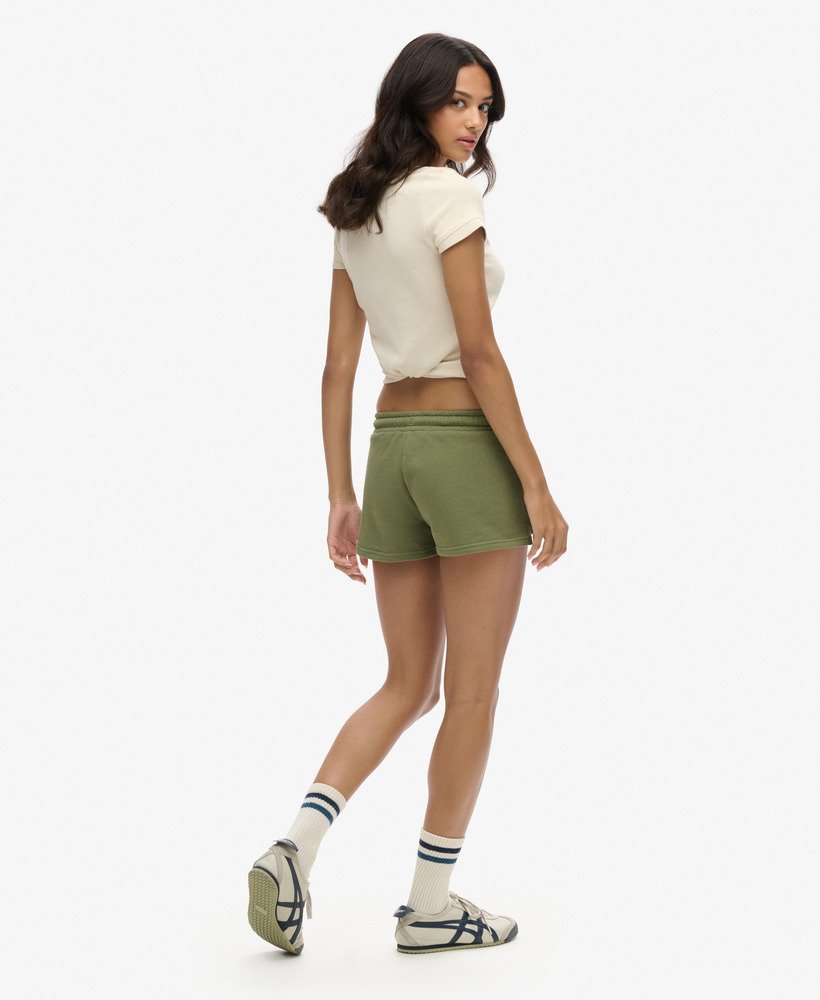 shorts essential logo na cor cáqui oliva