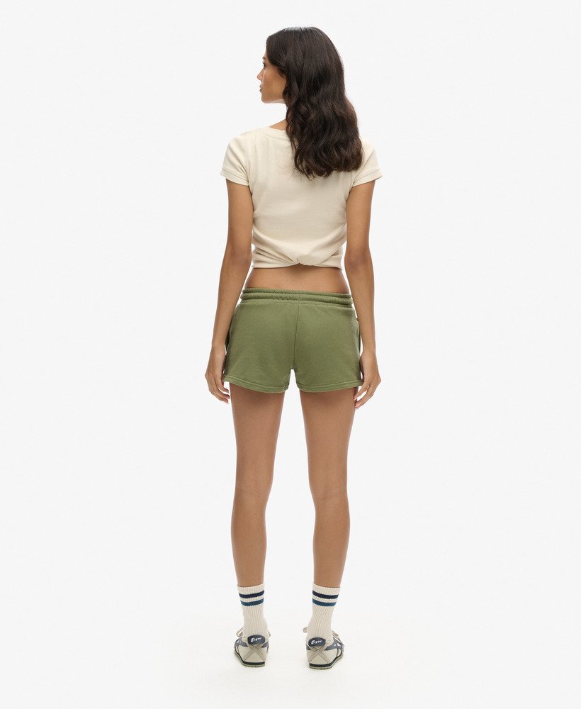 shorts essential logo na cor cáqui oliva
