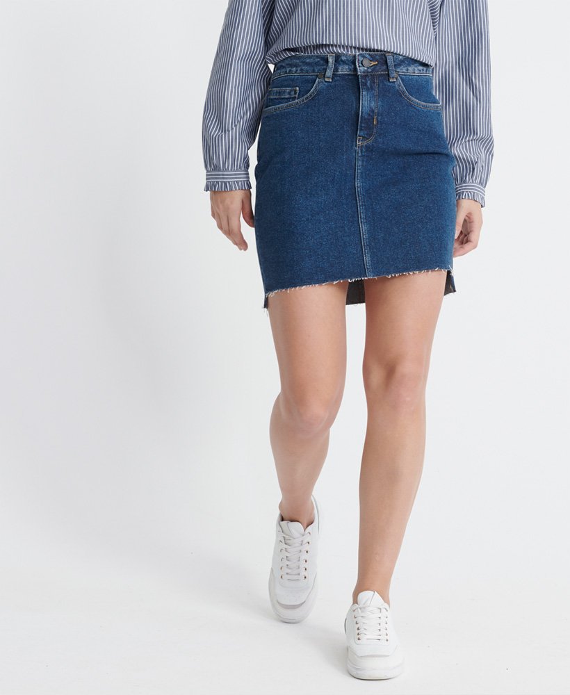 minissaia jeans em tom índigo escuro envelhecido