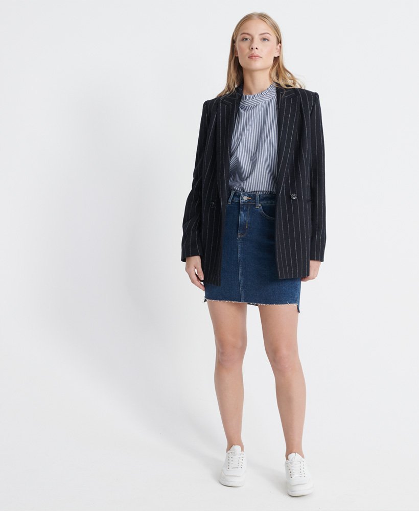 minissaia jeans em tom índigo escuro envelhecido