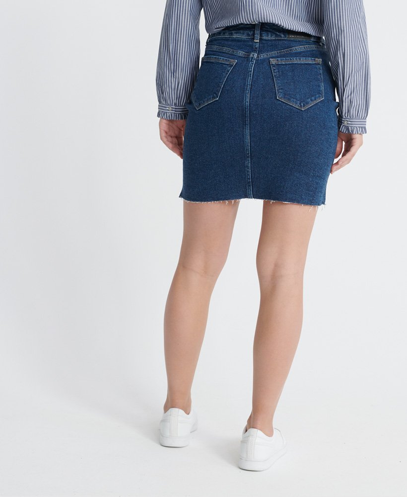 minissaia jeans em tom índigo escuro envelhecido