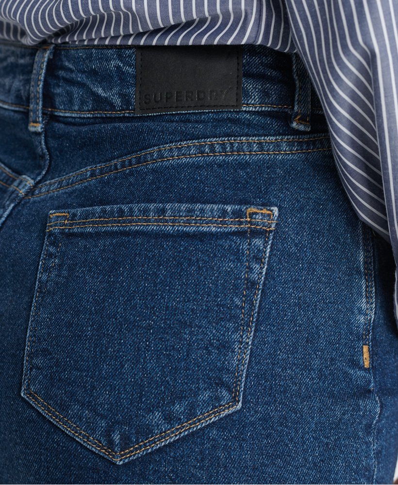minissaia jeans em tom índigo escuro envelhecido