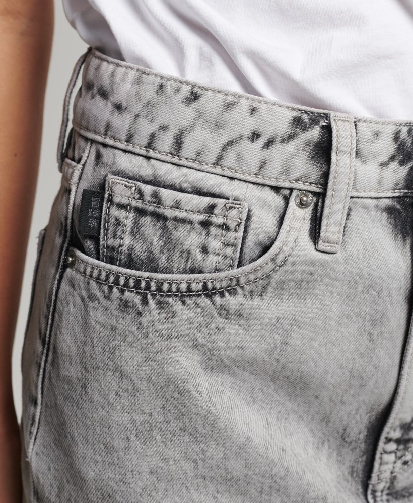 minissaia vintage em jeans com estampa de mármore cinza.