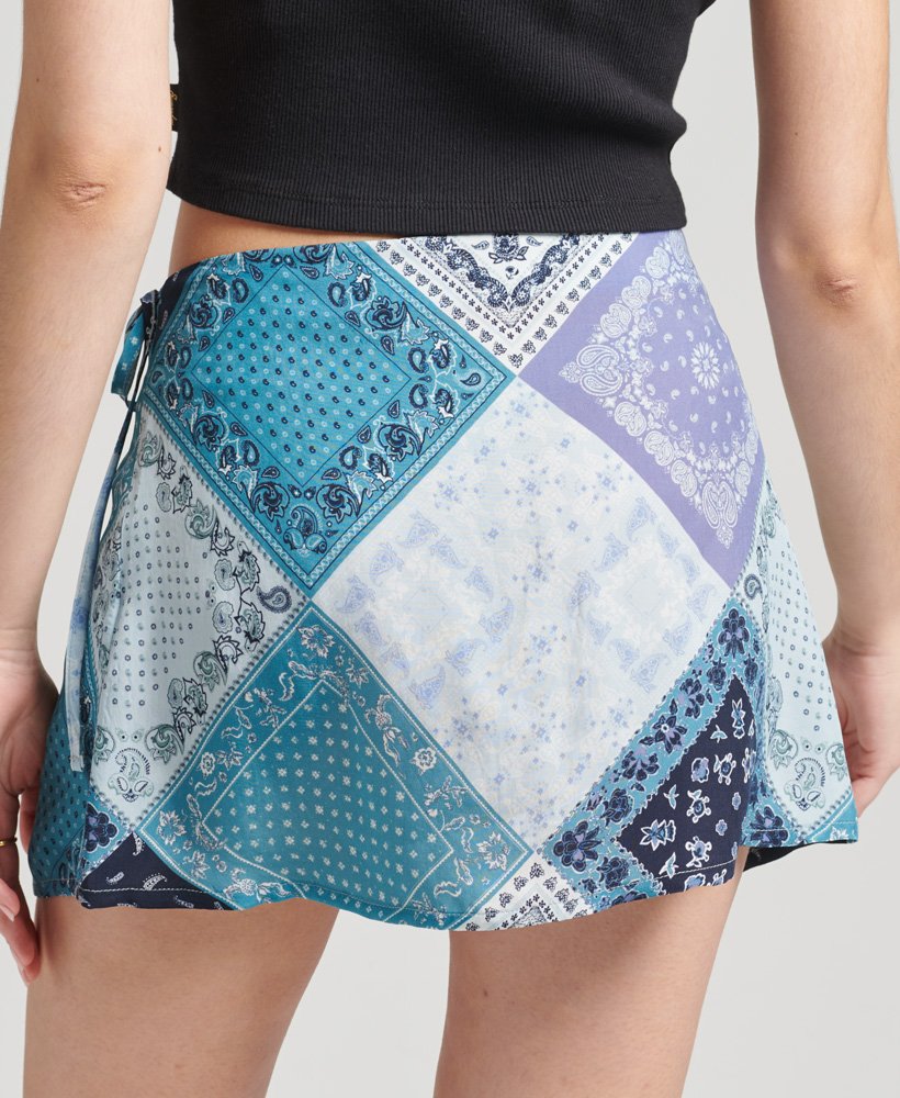 minissaia envelope em estampa bandana azul.