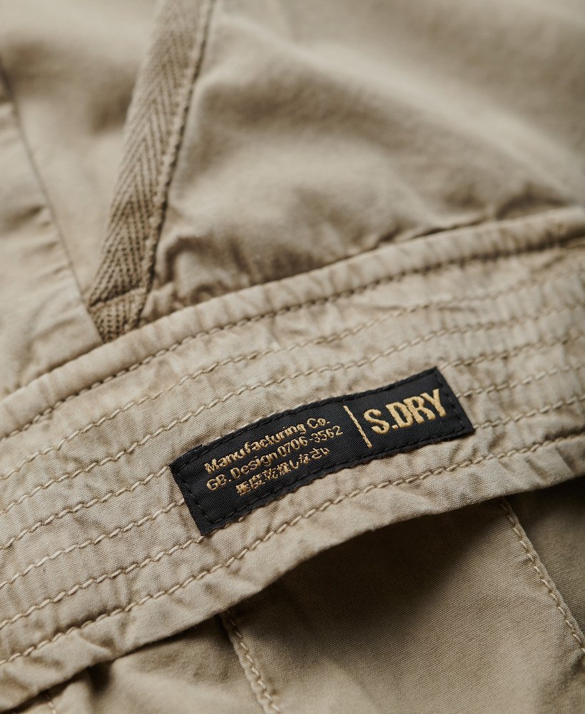 saia utilitária de paraquedas na cor marrom taupe com lavagem stonewash