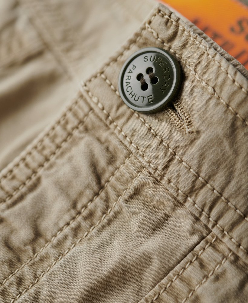 saia utilitária de paraquedas na cor marrom taupe com lavagem stonewash