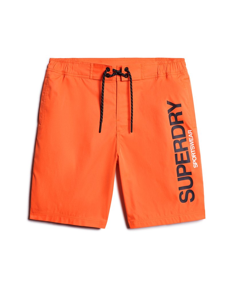 calções de banho esportivos reciclados na cor laranja.