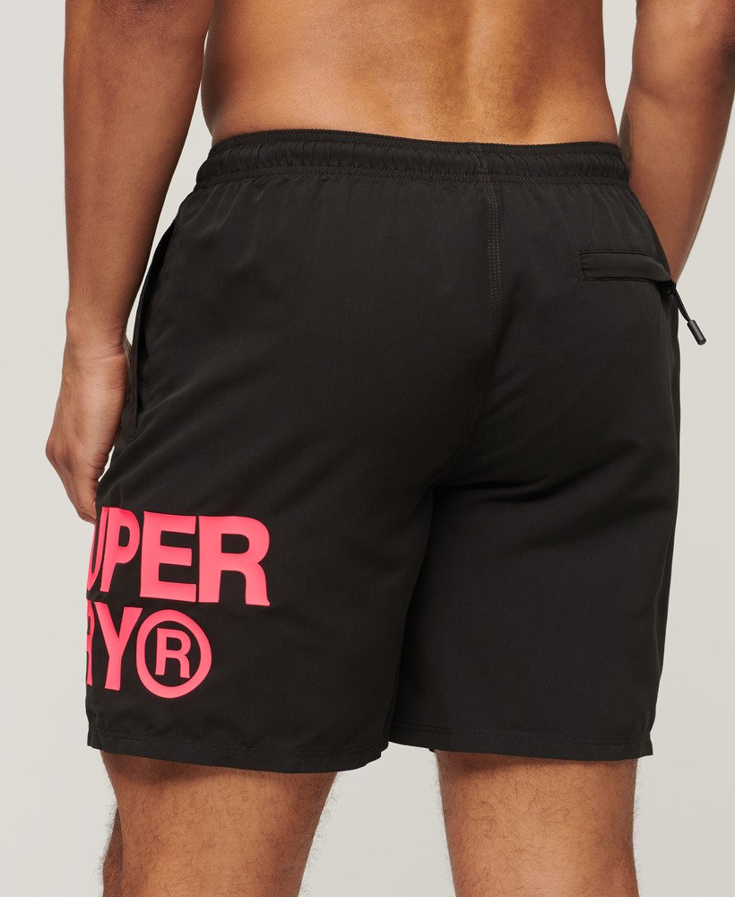 calção de banho reciclado sportswear logo de 17 polegadas na cor preta.