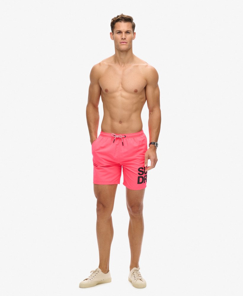 calção de banho reciclado sportswear logo de 17 polegadas na cor rosa choque