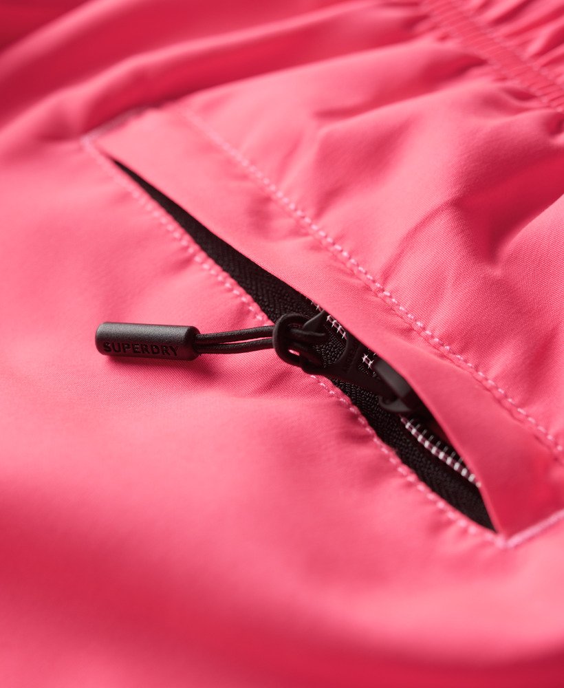 calção de banho reciclado sportswear logo de 17 polegadas na cor rosa choque