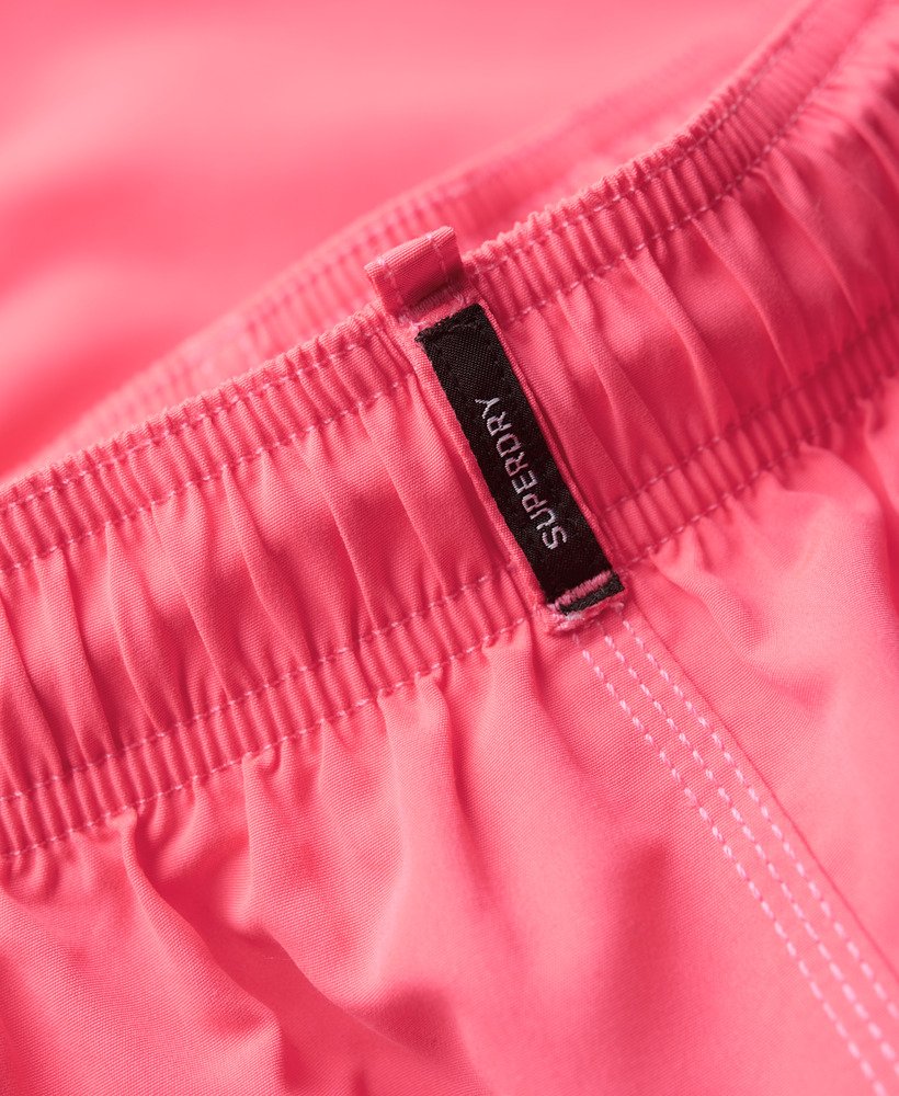 calção de banho reciclado sportswear logo de 17 polegadas na cor rosa choque