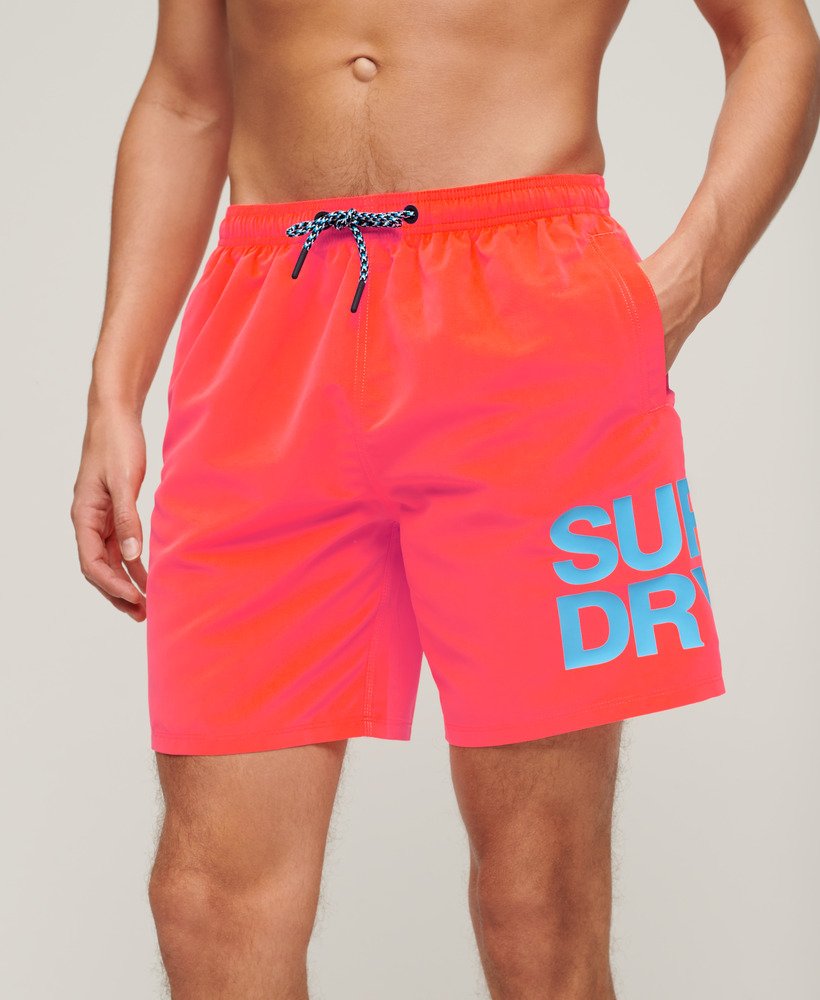 calção de banho reciclado sportswear logo de 17 polegadas na cor hyper fire coral.