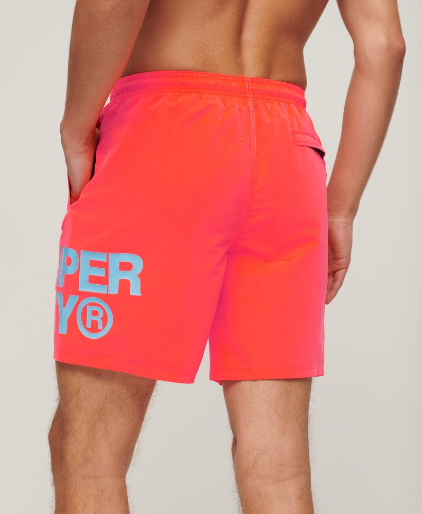 calção de banho reciclado sportswear logo de 17 polegadas na cor hyper fire coral.