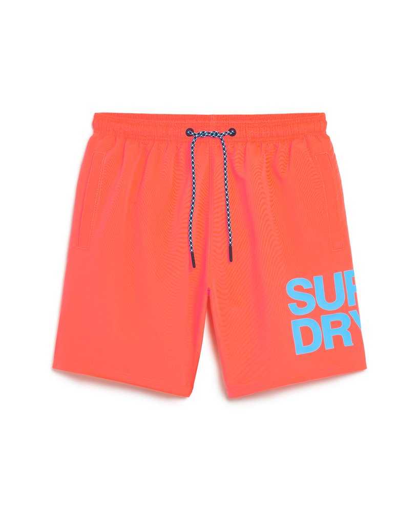 calção de banho reciclado sportswear logo de 17 polegadas na cor hyper fire coral.