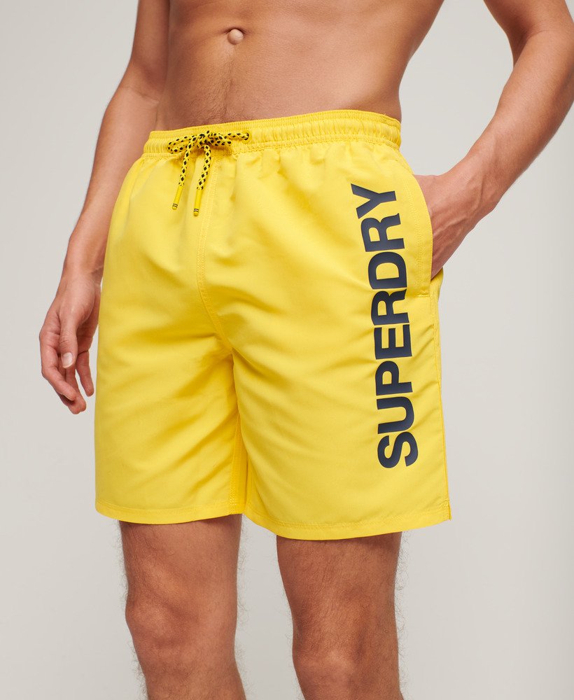 calção de banho esportivo estampado de 17 polegadas feito com material reciclado na cor amarelo cibernético.