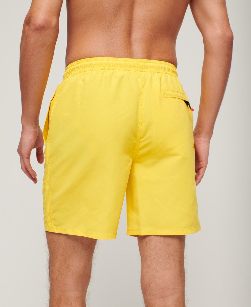 calção de banho esportivo estampado de 17 polegadas feito com material reciclado na cor amarelo cibernético.