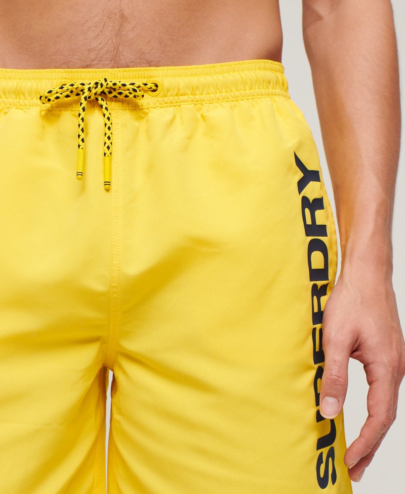 calção de banho esportivo estampado de 17 polegadas feito com material reciclado na cor amarelo cibernético.