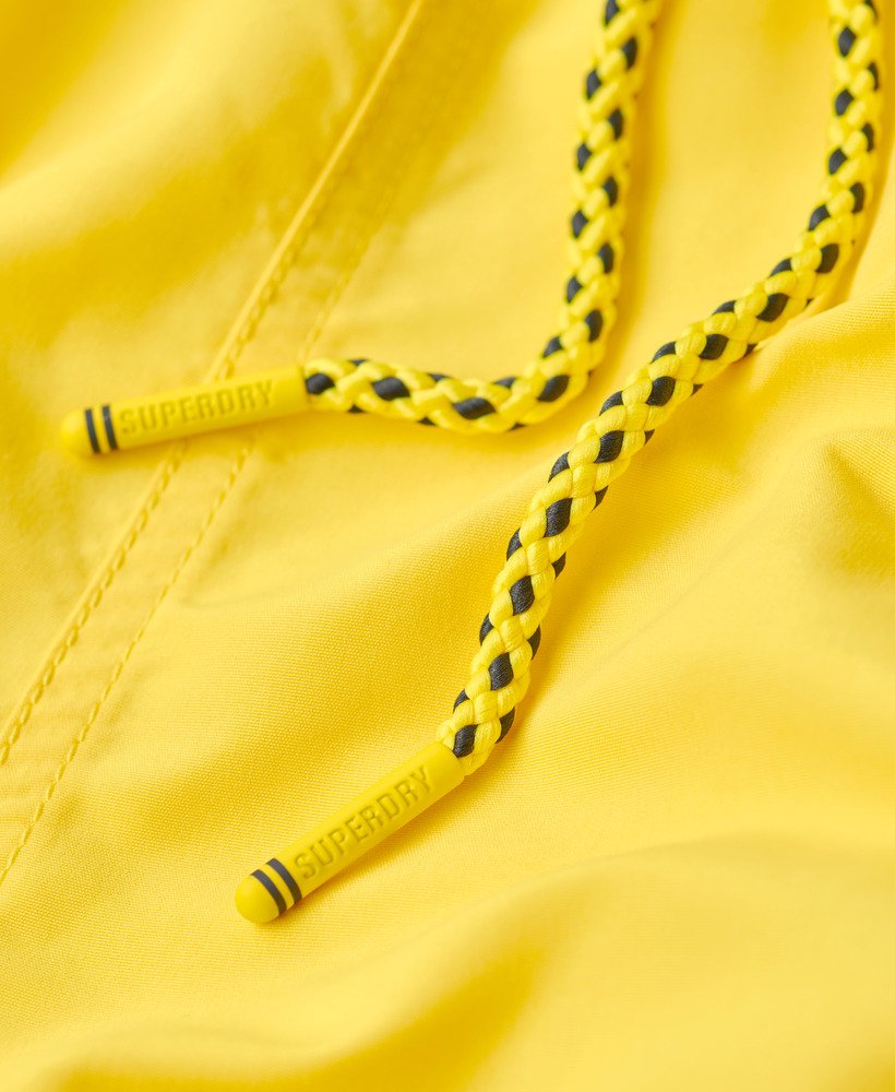 calção de banho esportivo estampado de 17 polegadas feito com material reciclado na cor amarelo cibernético.