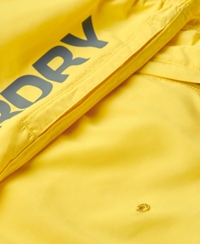 calção de banho esportivo estampado de 17 polegadas feito com material reciclado na cor amarelo cibernético.