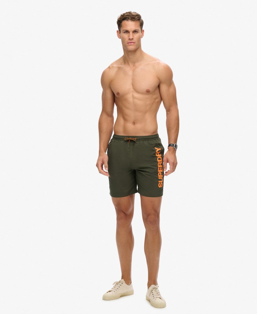calção de banho esportivo estampado de 17 polegadas feito com material reciclado na cor cáqui militar.