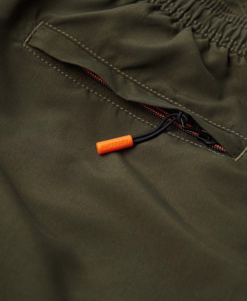 calção de banho esportivo estampado de 17 polegadas feito com material reciclado na cor cáqui militar.