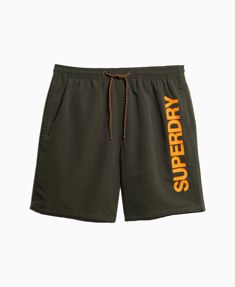 calção de banho esportivo estampado de 17 polegadas feito com material reciclado na cor cáqui militar.