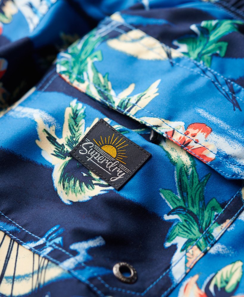 calção de banho de 43 cm 17 polegadas com estampa havaiana reciclada na cor azul oceano com golfinhos.