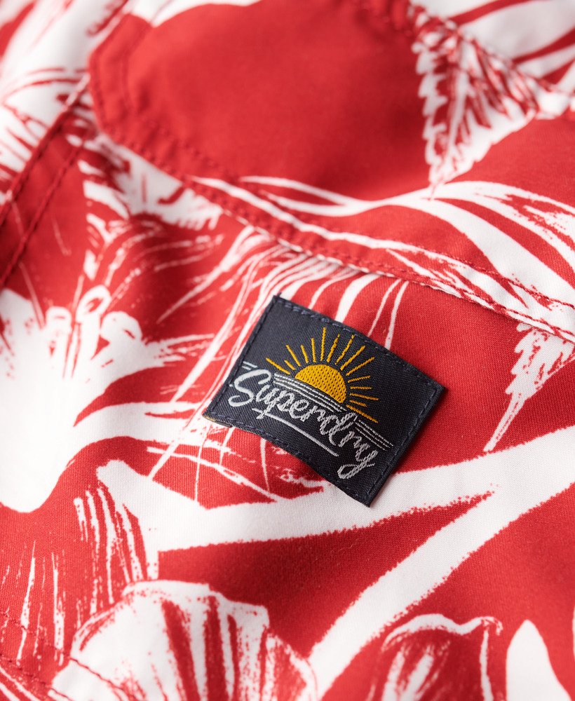 calção de banho de 17 polegadas com estampa havaiana reciclada na cor vermelho escuro luna.